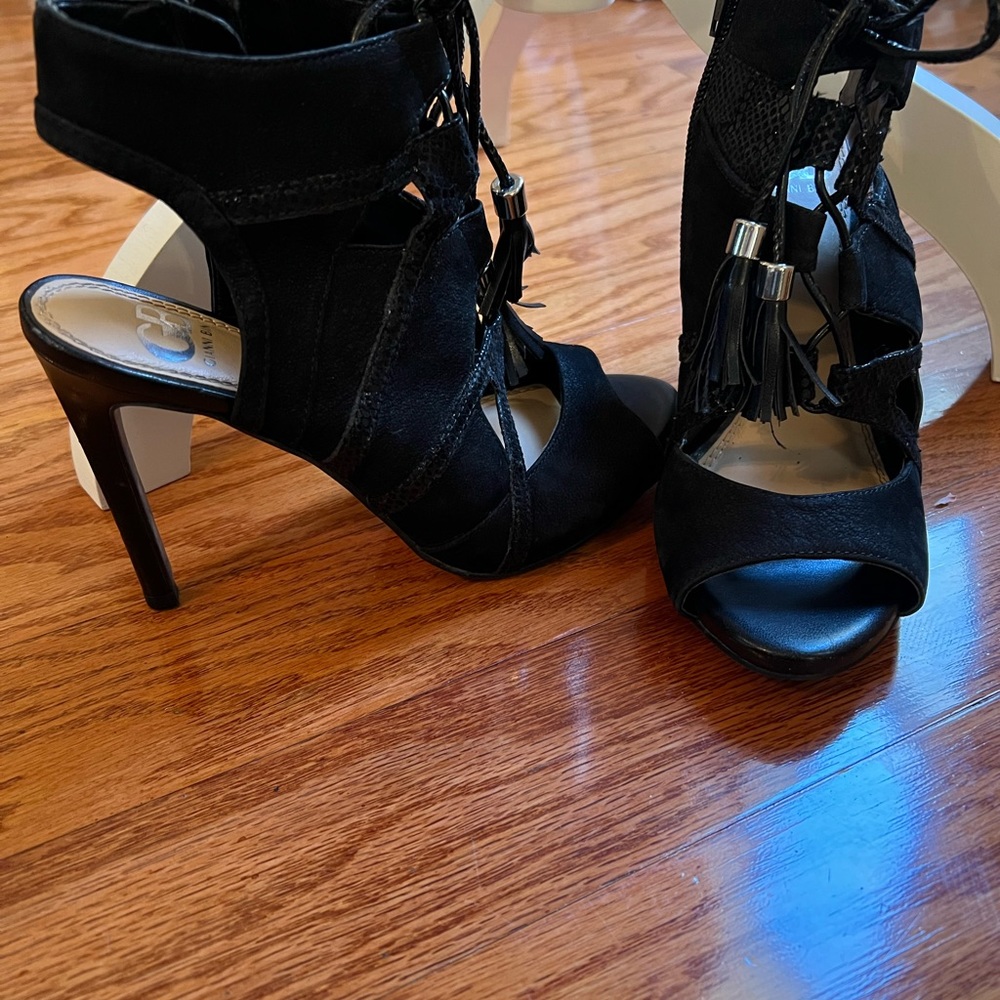 Giani Bini sz 6 black suede “get away” heels with tassel ties.